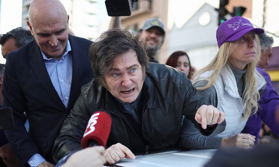 Javier Milei en actividades de campaña junto a dirigentes de La Libertad Avanza.