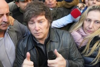 El presidente Javier Milei encabezará este sábado una actividad de campaña en la peatonal San Martín de Santa Fe antes de viajar a Paraná, donde continuará con su agenda proselitista.