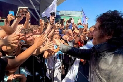 La llegada del presidente generó expectativa y gran movimiento en la capital provincial. (Foto: X La Libertad Avanza)