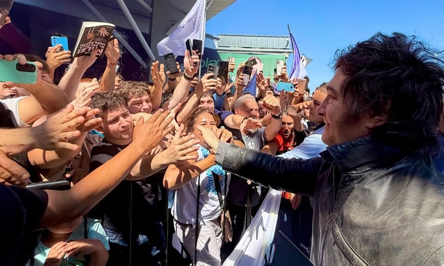 La llegada del presidente generó expectativa y gran movimiento en la capital provincial. (Foto: X La Libertad Avanza)