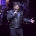 Javier Milei durante la presentación de su libro “La Construcción del Milagro” en el Estadio Arena de Villa Crespo, donde combinó música, discurso político y mensajes de campaña.