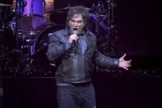 Javier Milei durante la presentación de su libro “La Construcción del Milagro” en el Estadio Arena de Villa Crespo, donde combinó música, discurso político y mensajes de campaña.
