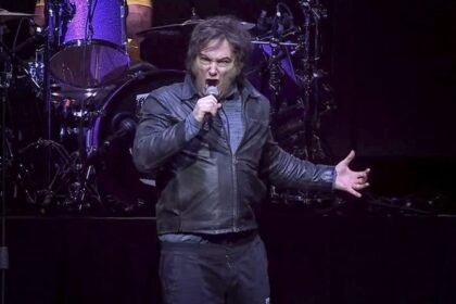 Javier Milei durante la presentación de su libro “La Construcción del Milagro” en el Estadio Arena de Villa Crespo, donde combinó música, discurso político y mensajes de campaña.