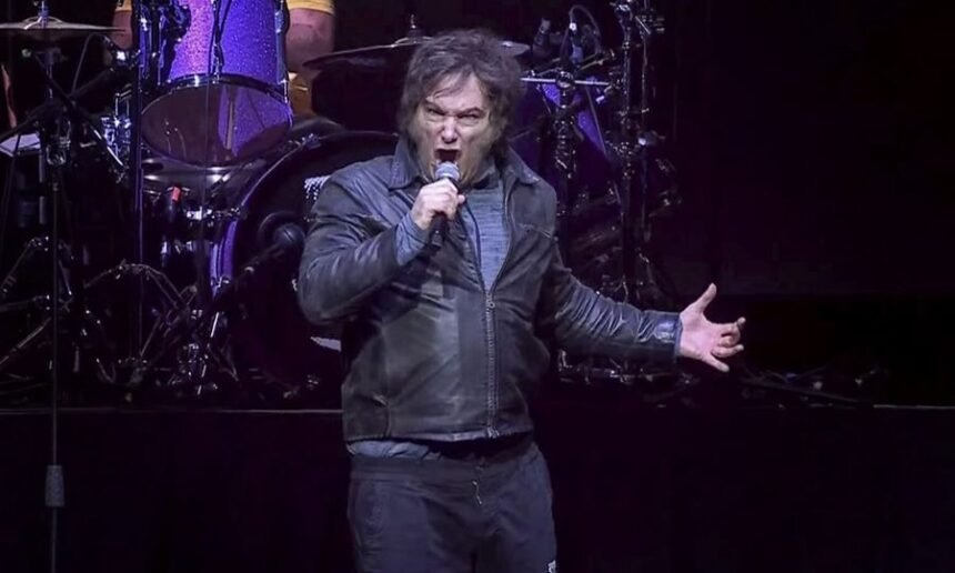 Javier Milei durante la presentación de su libro “La Construcción del Milagro” en el Estadio Arena de Villa Crespo, donde combinó música, discurso político y mensajes de campaña.