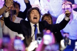 El presidente Javier Milei celebró el triunfo de La Libertad Avanza en las elecciones legislativas desde el búnker del Hotel Libertador.