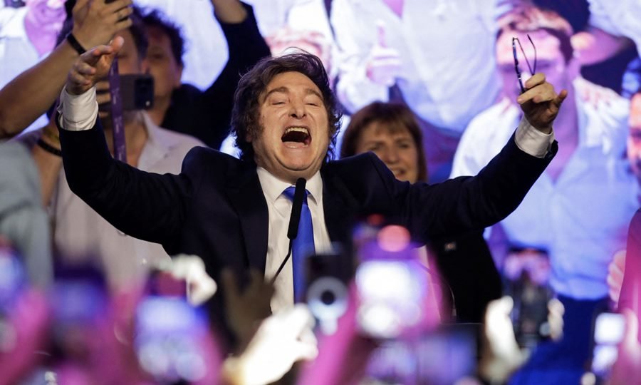 El presidente Javier Milei celebró el triunfo de La Libertad Avanza en las elecciones legislativas desde el búnker del Hotel Libertador.