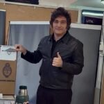 El presidente Javier Milei al momento de emitir su voto durante una jornada electoral en la Ciudad de Buenos Aires.
