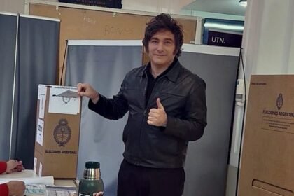 El presidente Javier Milei al momento de emitir su voto durante una jornada electoral en la Ciudad de Buenos Aires.