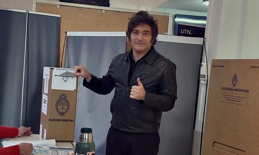 El presidente Javier Milei al momento de emitir su voto durante una jornada electoral en la Ciudad de Buenos Aires.