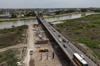 Las obras del nuevo Puente Carretero entre Santa Fe y Santo Tomé avanzan sobre el cauce del Río Salado, con un 18% de progreso total confirmado por el Ministerio de Obras Públicas.