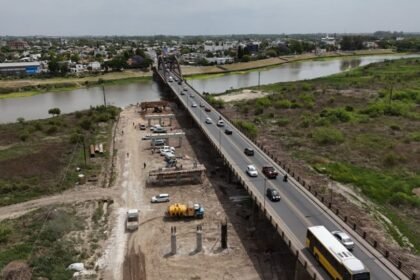 Las obras del nuevo Puente Carretero entre Santa Fe y Santo Tomé avanzan sobre el cauce del Río Salado, con un 18% de progreso total confirmado por el Ministerio de Obras Públicas.