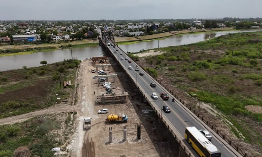 Las obras del nuevo Puente Carretero entre Santa Fe y Santo Tomé avanzan sobre el cauce del Río Salado, con un 18% de progreso total confirmado por el Ministerio de Obras Públicas.