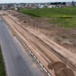 Avanzan las obras sobre el Boulevard Calle América en Puerto General San Martín, con doble carril, bicicenda y una rotonda estratégica para mejorar la conectividad urbana.”