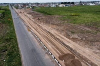 Avanzan las obras sobre el Boulevard Calle América en Puerto General San Martín, con doble carril, bicicenda y una rotonda estratégica para mejorar la conectividad urbana.”