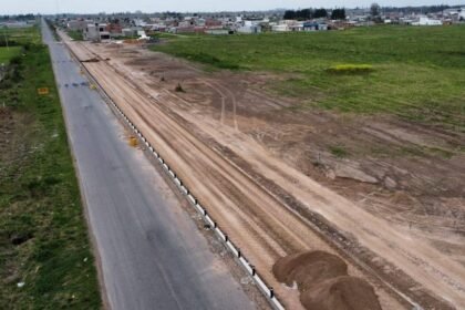 Avanzan las obras sobre el Boulevard Calle América en Puerto General San Martín, con doble carril, bicicenda y una rotonda estratégica para mejorar la conectividad urbana.”