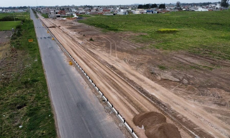 Avanzan las obras sobre el Boulevard Calle América en Puerto General San Martín, con doble carril, bicicenda y una rotonda estratégica para mejorar la conectividad urbana.”