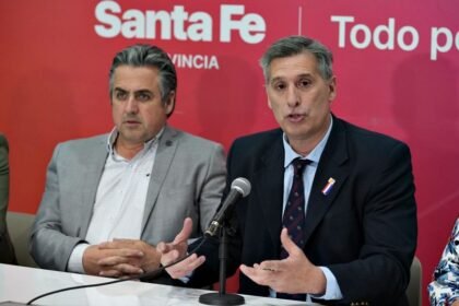 Los ministros Pablo Olivares y Pablo Cococcioni, durante una jornada de coordinación interministerial en Santa Fe.