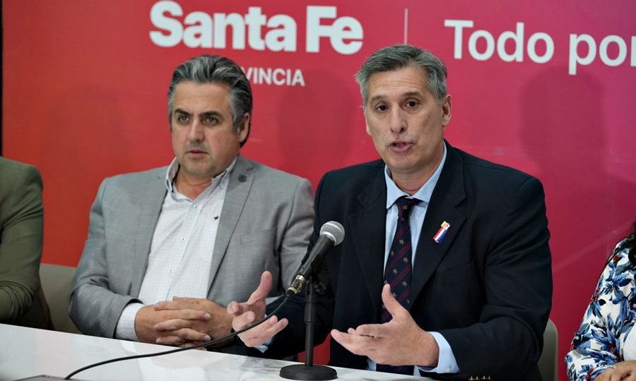 Los ministros Pablo Olivares y Pablo Cococcioni, durante una jornada de coordinación interministerial en Santa Fe.