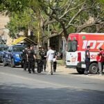 Efectivos policiales trabajan en el lugar donde un hombre se atrincheró tras un episodio de violencia de género en Santo Tomé.