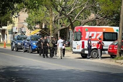 Efectivos policiales trabajan en el lugar donde un hombre se atrincheró tras un episodio de violencia de género en Santo Tomé.