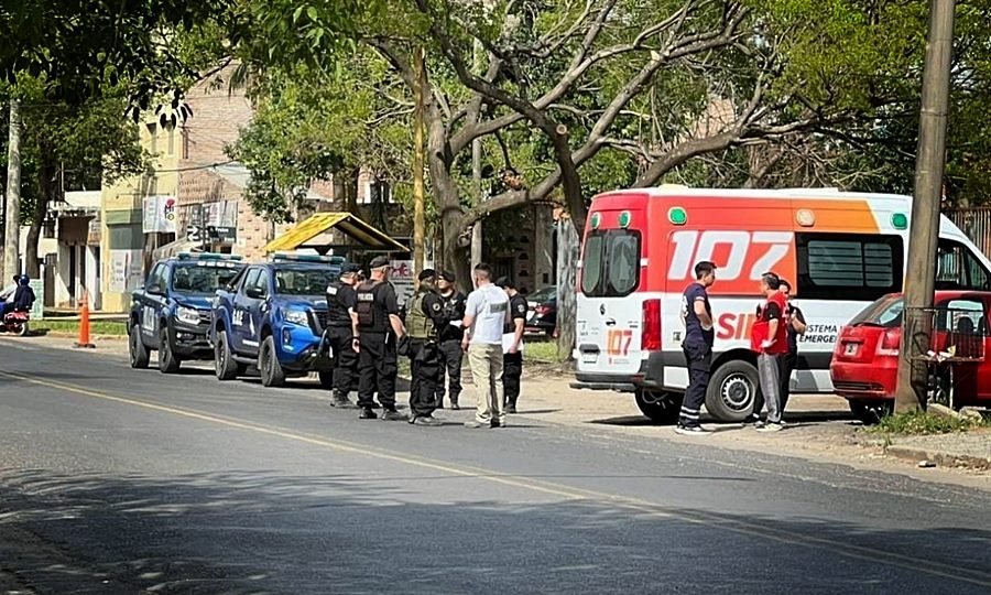 Efectivos policiales trabajan en el lugar donde un hombre se atrincheró tras un episodio de violencia de género en Santo Tomé.