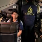 Matías Agustín Ozorio, mano derecha de “Pequeño J”, escoltado por las fuerzas de seguridad durante su arribo a la Argentina.