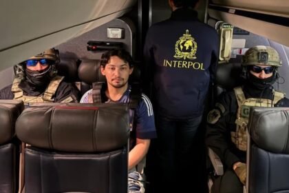Matías Agustín Ozorio, mano derecha de “Pequeño J”, escoltado por las fuerzas de seguridad durante su arribo a la Argentina.