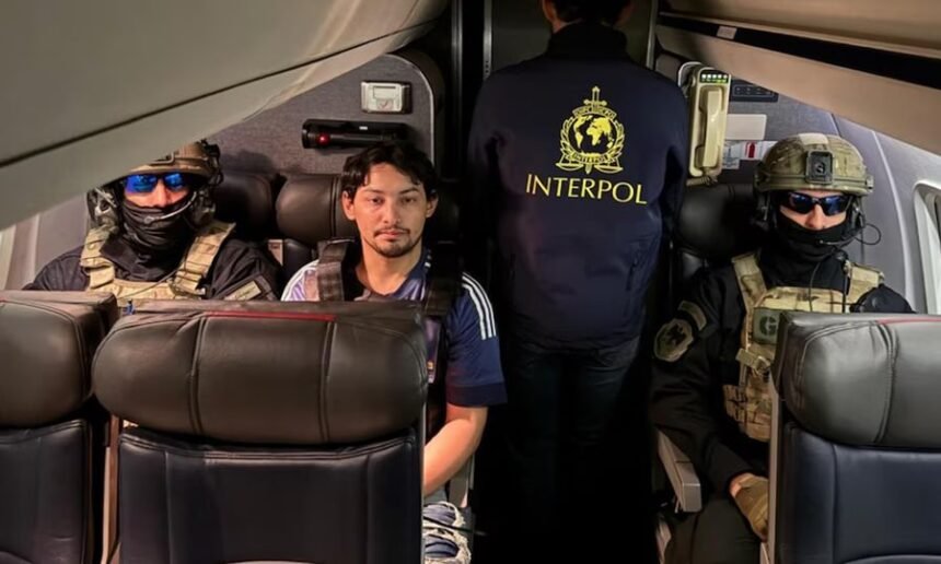 Matías Agustín Ozorio, mano derecha de “Pequeño J”, escoltado por las fuerzas de seguridad durante su arribo a la Argentina.