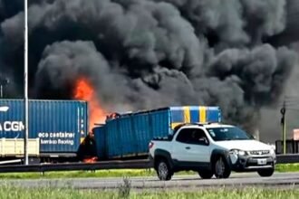 Bomberos y personal de emergencia trabajaron entre los restos de los vehículos tras el violento choque múltiple que se registró en la autopista Panamericana, a la altura de Campana.