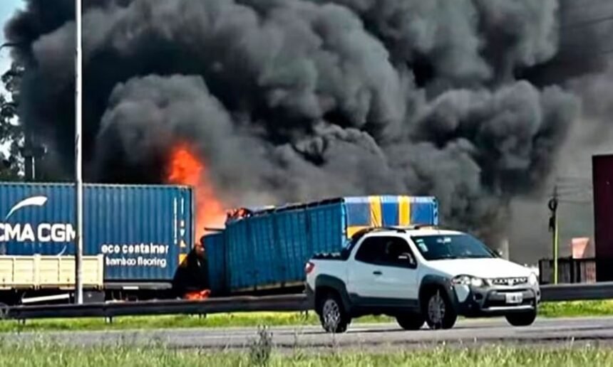 Bomberos y personal de emergencia trabajaron entre los restos de los vehículos tras el violento choque múltiple que se registró en la autopista Panamericana, a la altura de Campana.