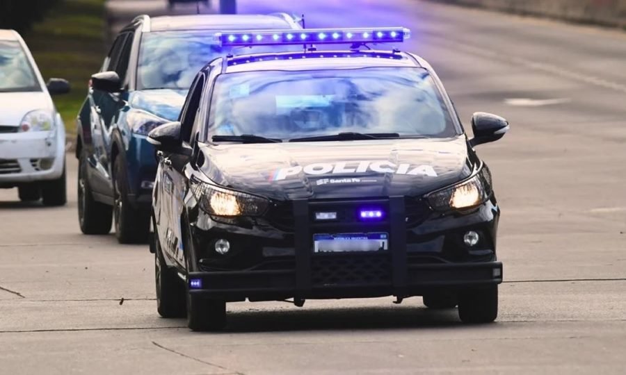 Vehículo policial de Santa Fe en servicio de patrullaje urbano (foto de archivo).