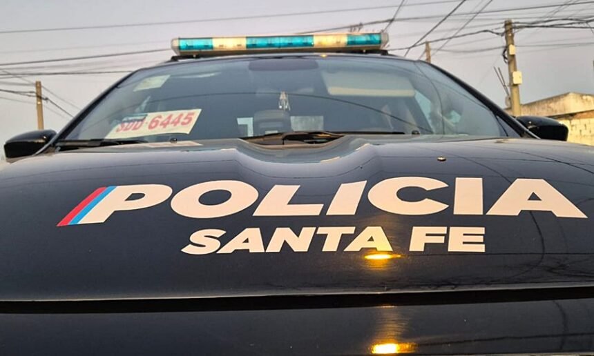 Patrullero de la Policía de Santa Fe en una intervención de emergencia. Foto de archivo.