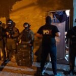 Efectivos de la Policía de Investigaciones durante uno de los allanamientos realizados en domicilios de Laguna Paiva, en el marco de una causa por microtráfico.