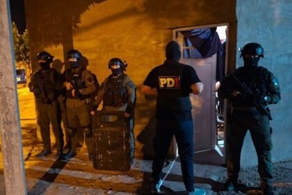 Efectivos de la Policía de Investigaciones durante uno de los allanamientos realizados en domicilios de Laguna Paiva, en el marco de una causa por microtráfico.