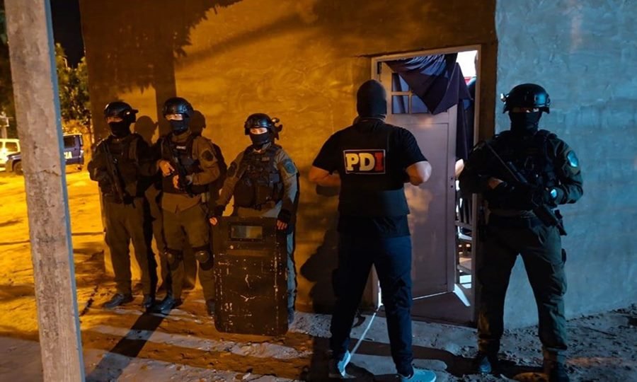 Efectivos de la Policía de Investigaciones durante uno de los allanamientos realizados en domicilios de Laguna Paiva, en el marco de una causa por microtráfico.