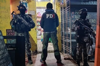 Agentes de la Policía de Investigaciones durante un operativo por narcotráfico en la ciudad de Santa Fe.