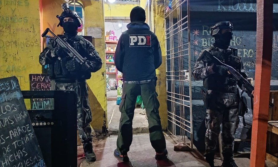 Agentes de la Policía de Investigaciones durante un operativo por narcotráfico en la ciudad de Santa Fe.