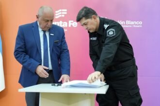 El Gobierno de Santa Fe presentó las ofertas para la compra de pistolas semiautomáticas y chalecos antibala destinados a la Policía provincial.