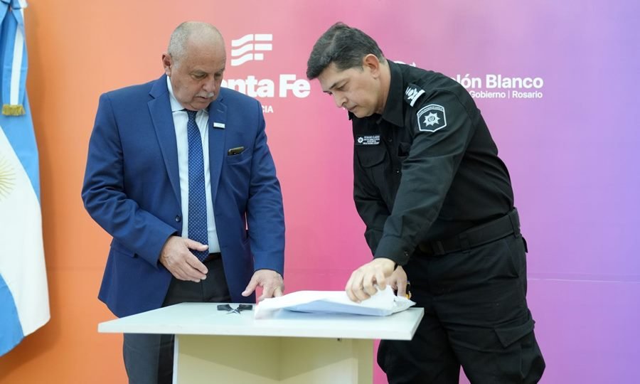 El Gobierno de Santa Fe presentó las ofertas para la compra de pistolas semiautomáticas y chalecos antibala destinados a la Policía provincial.