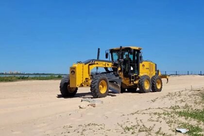 Tareas de mantenimiento en la costanera: limpieza de arena, pintura y mejoras en accesos, antes del inicio de la temporada estival.