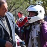 El intendente Juan Pablo Poletti durante la presentación del programa “Vale por un Casco”, acompañado por motociclistas de la ciudad.