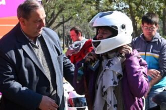 El intendente Juan Pablo Poletti durante la presentación del programa “Vale por un Casco”, acompañado por motociclistas de la ciudad.