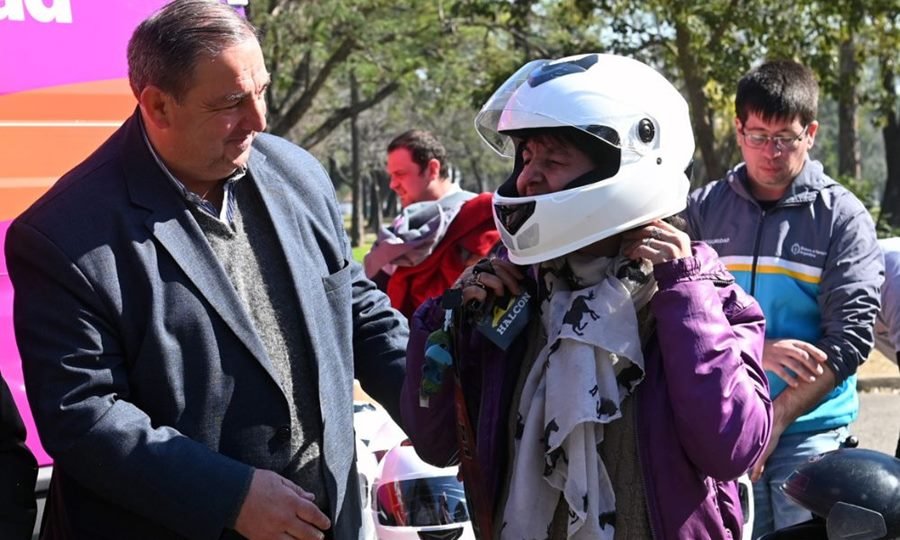 El intendente Juan Pablo Poletti durante la presentación del programa “Vale por un Casco”, acompañado por motociclistas de la ciudad.