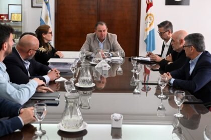 El intendente Juan Pablo Poletti recibió el informe técnico de la Comisión Especial que analizó la situación previsional de la Caja de Jubilaciones Municipal.