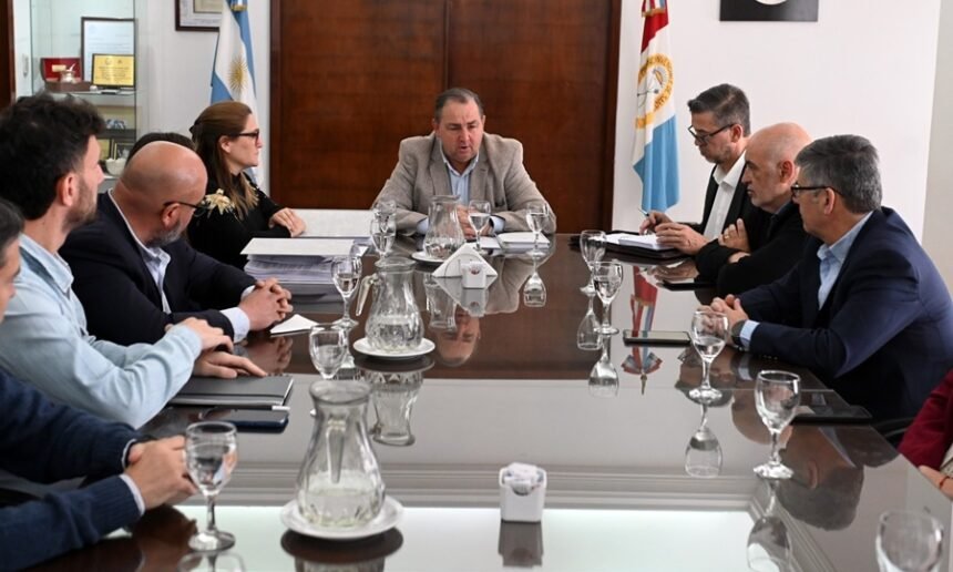 El intendente Juan Pablo Poletti recibió el informe técnico de la Comisión Especial que analizó la situación previsional de la Caja de Jubilaciones Municipal.