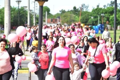Vecinas y autoridades locales participaron de la caminata “Octubre Rosa” por la prevención del cáncer de mama en Puerto General San Martín.