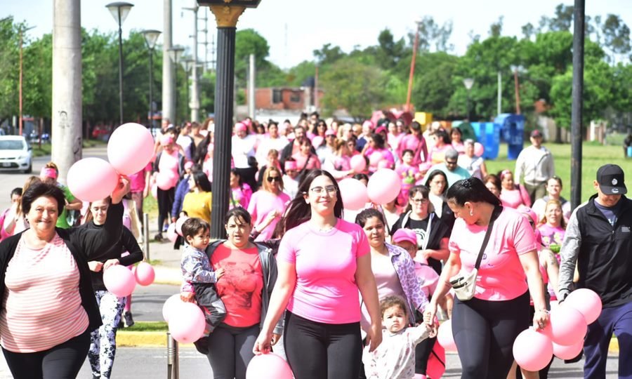 Vecinas y autoridades locales participaron de la caminata “Octubre Rosa” por la prevención del cáncer de mama en Puerto General San Martín.