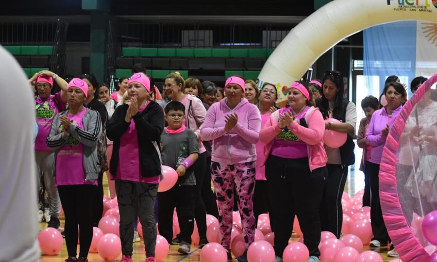 Vecinas y familias participaron de la caminata “Octubre Rosa” por la prevención del cáncer de mama en Puerto General San Martín.