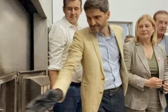 Autoridades provinciales supervisan una quema de estupefacientes como parte de las políticas de seguridad y lucha contra el narcotráfico en Santa Fe.