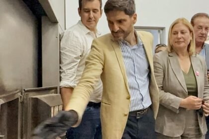 Autoridades provinciales supervisan una quema de estupefacientes como parte de las políticas de seguridad y lucha contra el narcotráfico en Santa Fe.